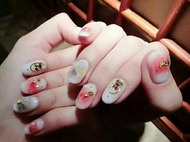 美甲甲油膠照燈會(huì )疼怎么辦？